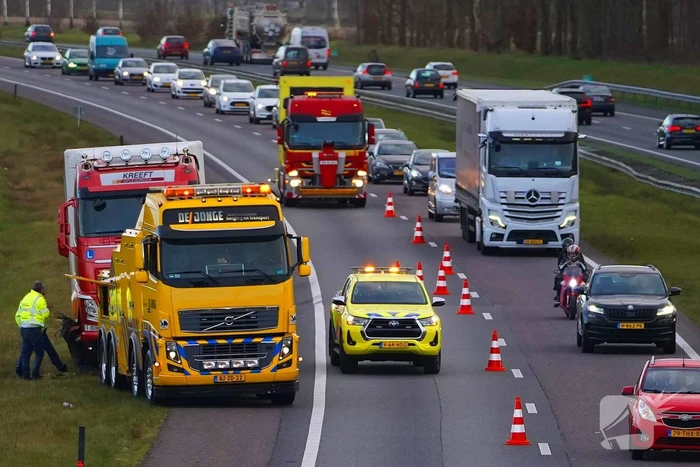 Lange file op snelweg A28 door defecte vrachtwagen