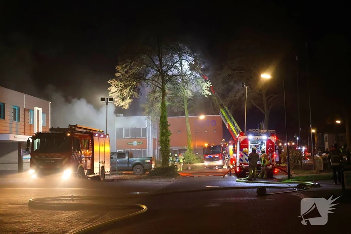 Grote brand in bedrijfspand