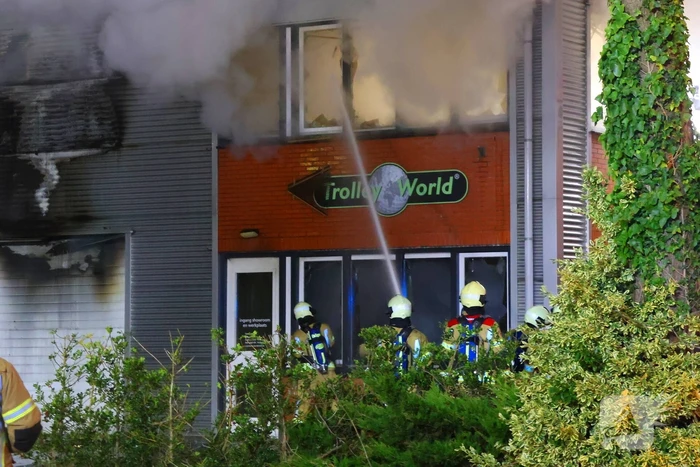 Grote brand in bedrijfspand