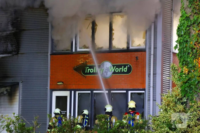Grote brand in bedrijfspand