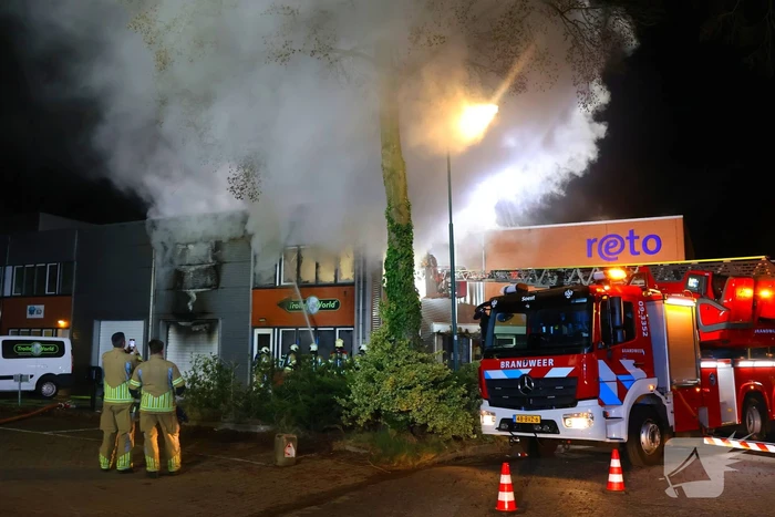 Grote brand in bedrijfspand