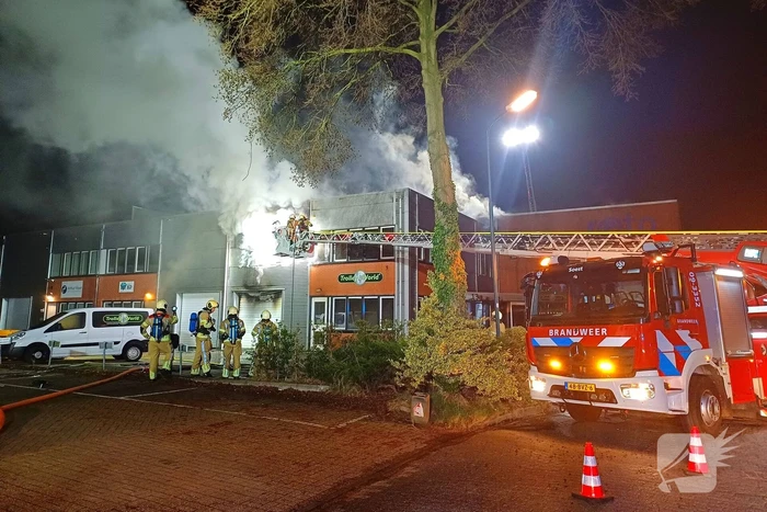 Grote brand in bedrijfspand