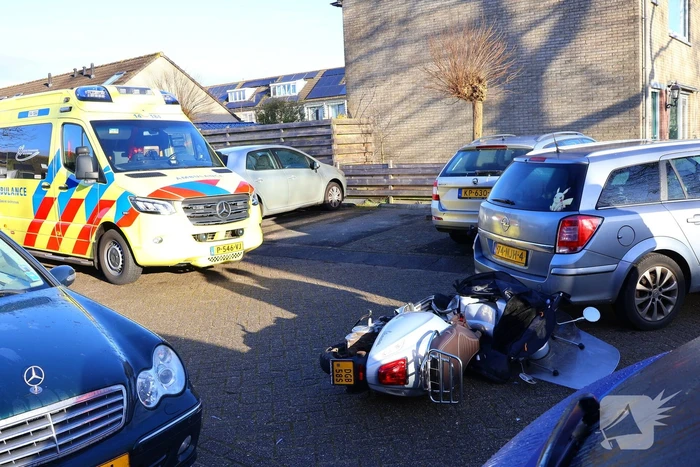 Scooterrijdster komt in botsing met auto