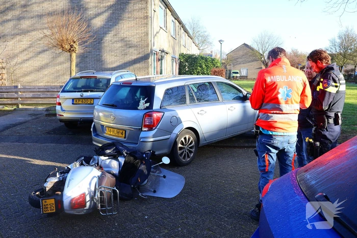 Scooterrijdster komt in botsing met auto
