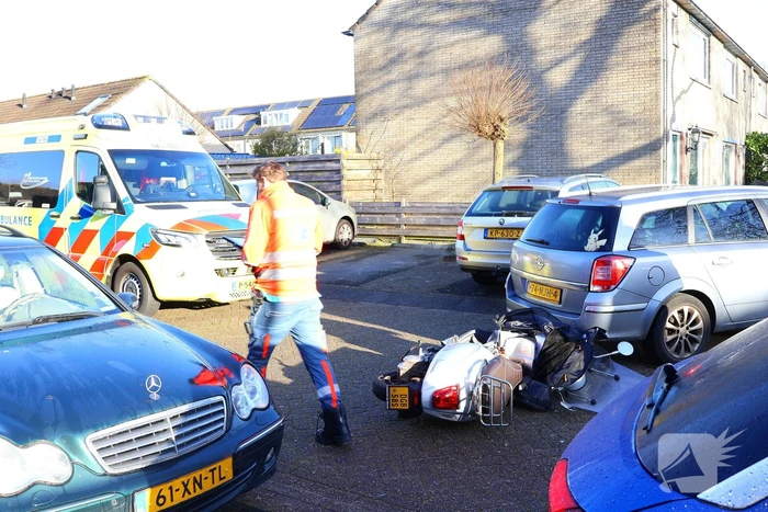 Scooterrijdster komt in botsing met auto