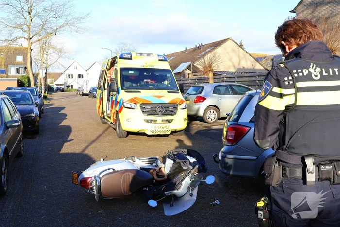 Scooterrijdster komt in botsing met auto