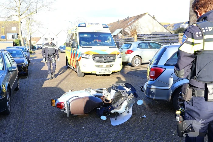 Scooterrijdster komt in botsing met auto