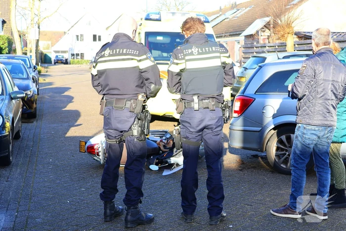 Scooterrijdster komt in botsing met auto