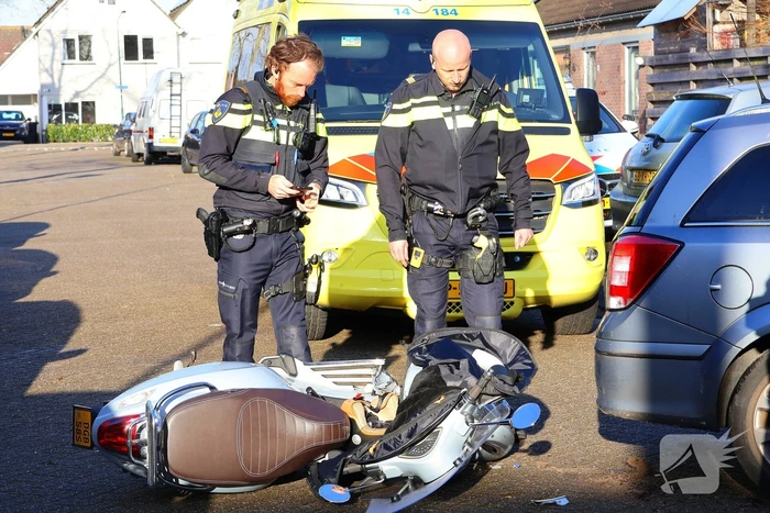 Scooterrijdster komt in botsing met auto