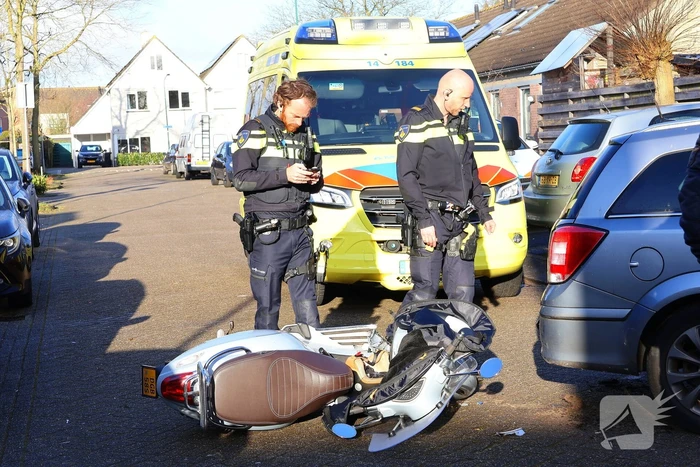 Scooterrijdster komt in botsing met auto