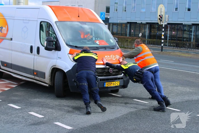 Bestelbus blokkeert oprit