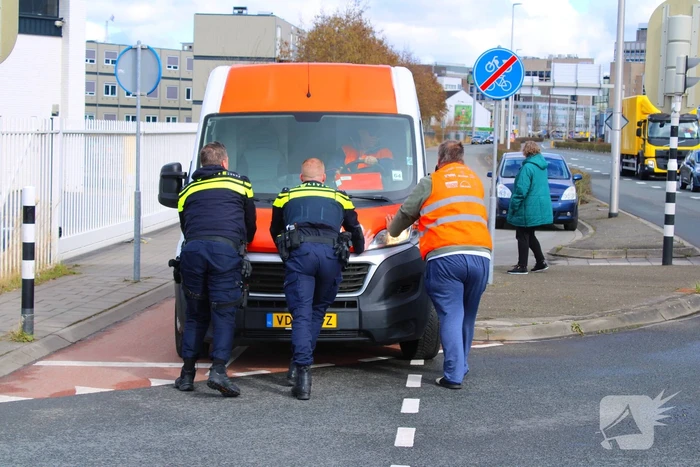 Bestelbus blokkeert oprit