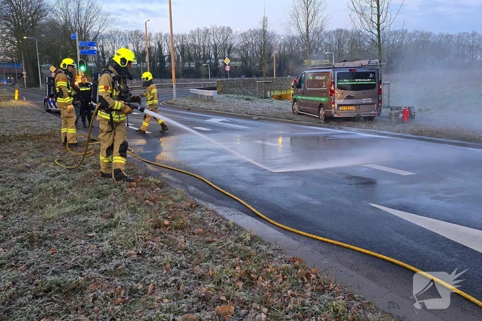 Bestelbus van dakdekker vat vlam