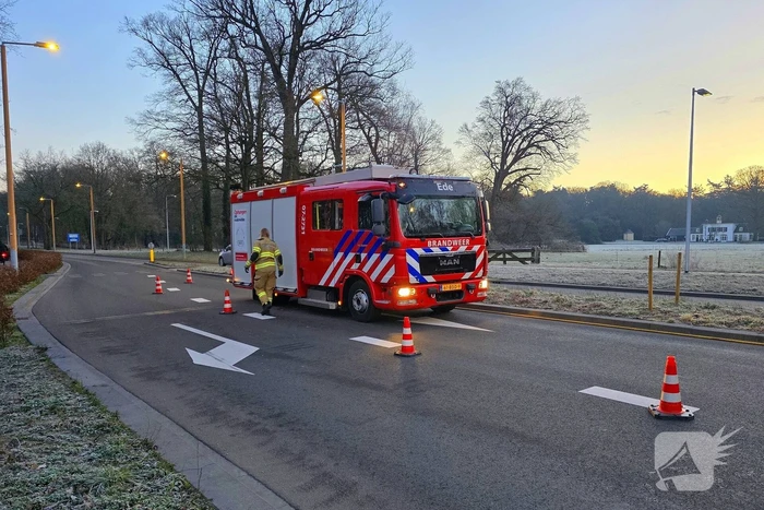 Bestelbus van dakdekker vat vlam