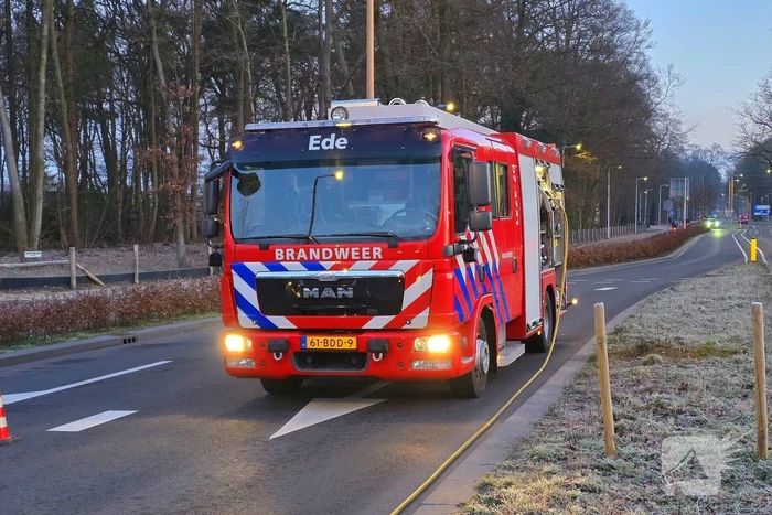 Bestelbus van dakdekker vat vlam