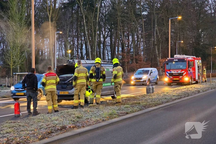 Bestelbus van dakdekker vat vlam