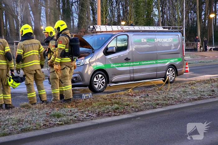 Bestelbus van dakdekker vat vlam