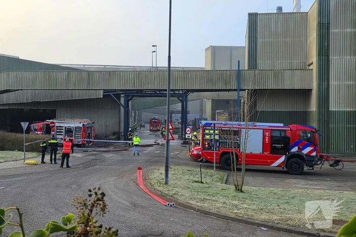 Brand in loods van papierfabriek