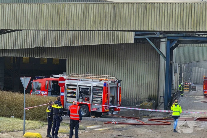 Brand in loods van papierfabriek