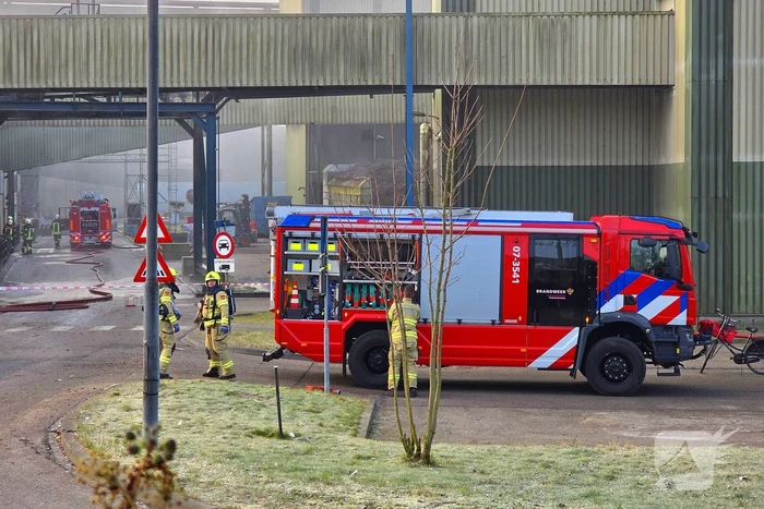 Brand in loods van papierfabriek