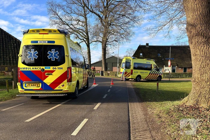 Weg afgesloten na aanrijding tussen voertuigen
