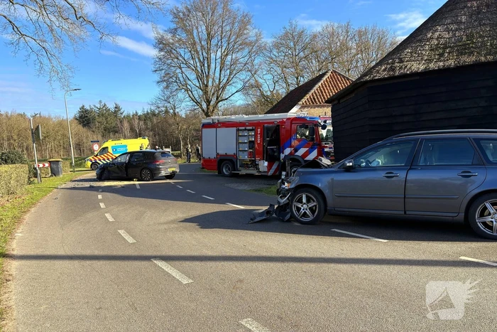 Weg afgesloten na aanrijding tussen voertuigen