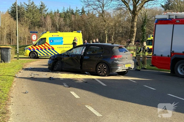 Weg afgesloten na aanrijding tussen voertuigen