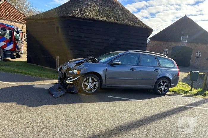 Weg afgesloten na aanrijding tussen voertuigen