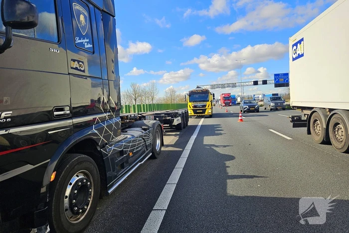 Auto en vrachtwagen komen in botsing
