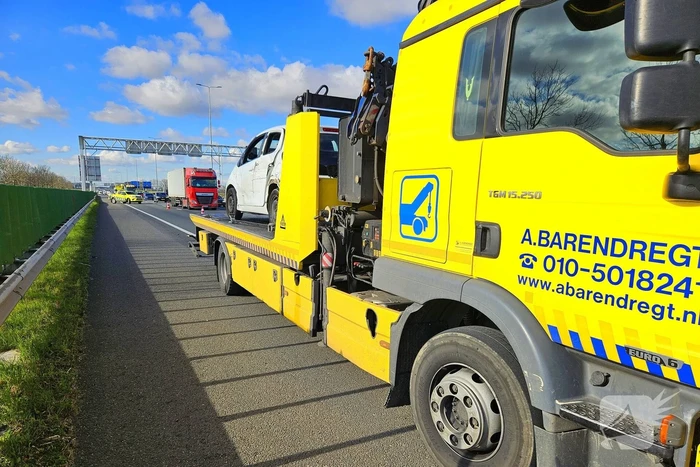 Auto en vrachtwagen komen in botsing