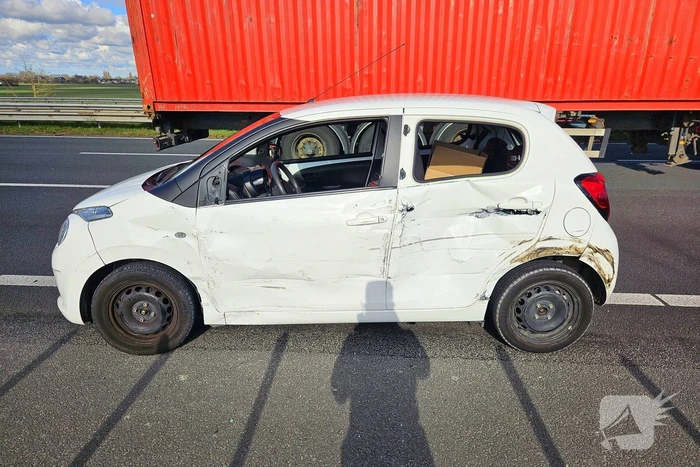 Auto en vrachtwagen komen in botsing