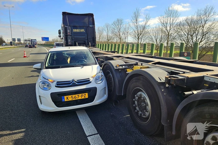 Auto en vrachtwagen komen in botsing