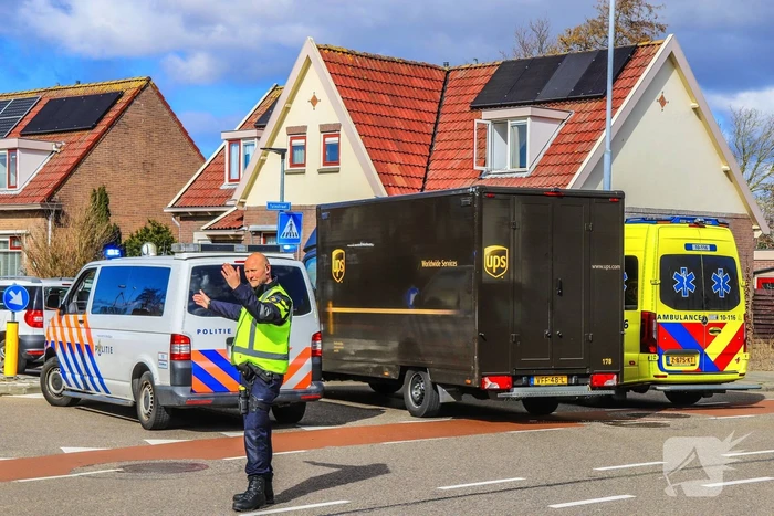 Bezorgbus in botsing met auto