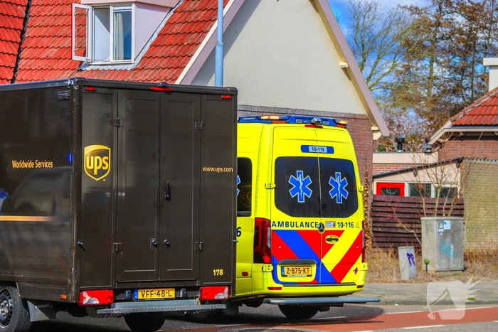 Bezorgbus in botsing met auto