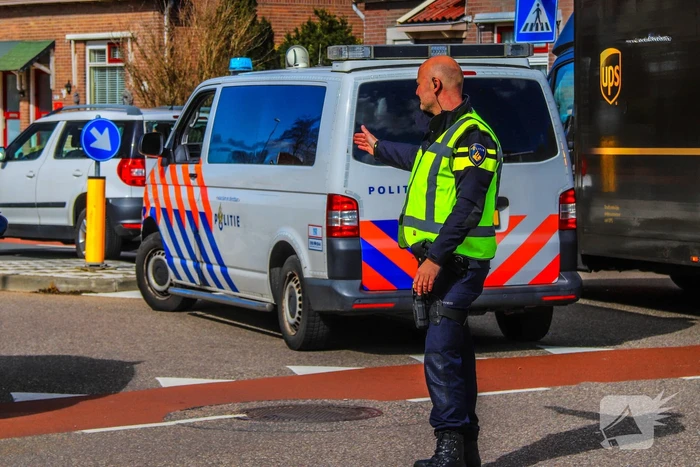 Bezorgbus in botsing met auto