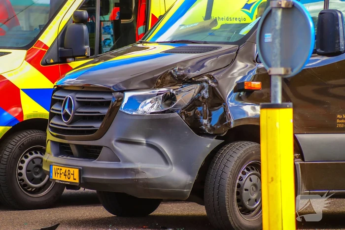 Bezorgbus in botsing met auto