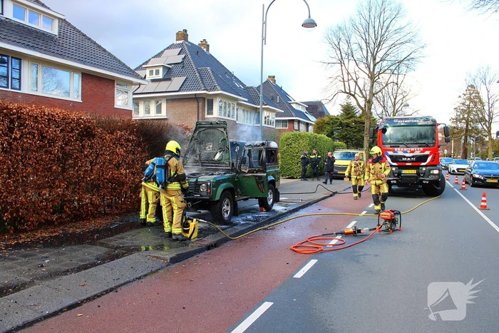 Terreinwagen in vlammen tijdens rit naar garage