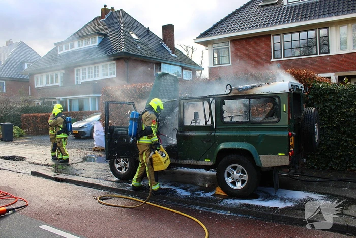 Terreinwagen in vlammen tijdens rit naar garage