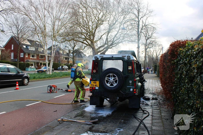 Terreinwagen in vlammen tijdens rit naar garage
