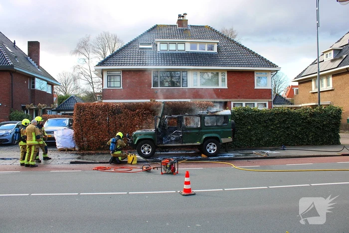 Terreinwagen in vlammen tijdens rit naar garage