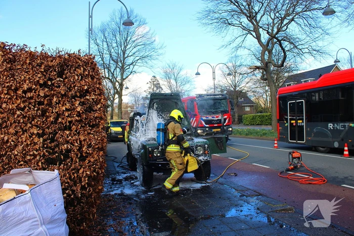 Terreinwagen in vlammen tijdens rit naar garage