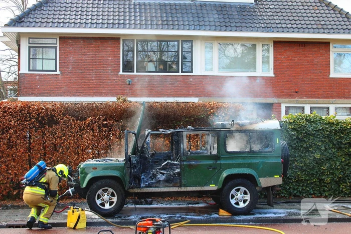 Terreinwagen in vlammen tijdens rit naar garage