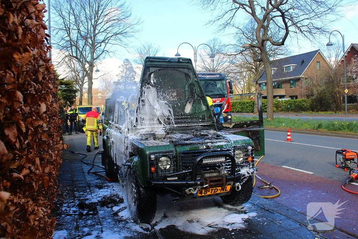 Terreinwagen in vlammen tijdens rit naar garage