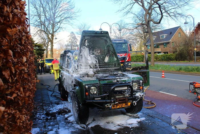 Terreinwagen in vlammen tijdens rit naar garage