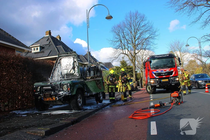 Terreinwagen in vlammen tijdens rit naar garage