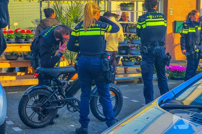 Fatbiker botst tegen auto