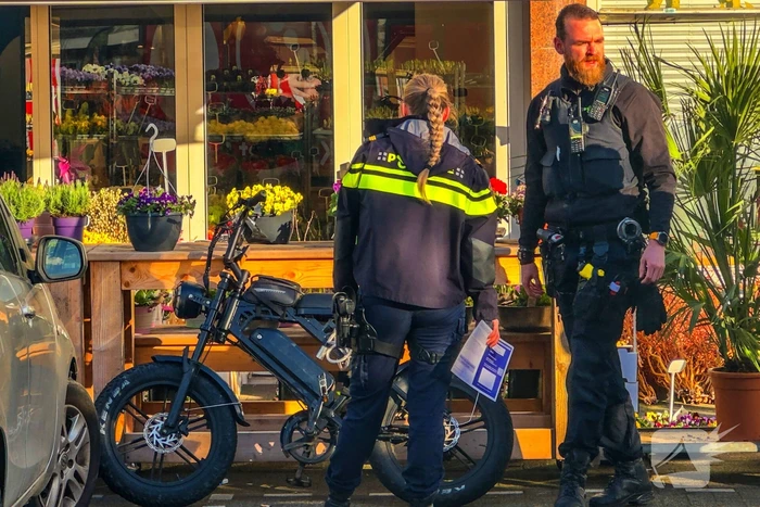 Fatbiker botst tegen auto