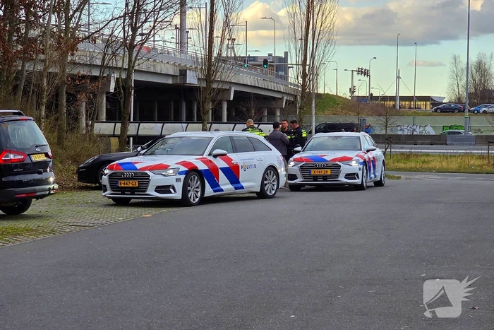 Politie haalt auto van snelweg