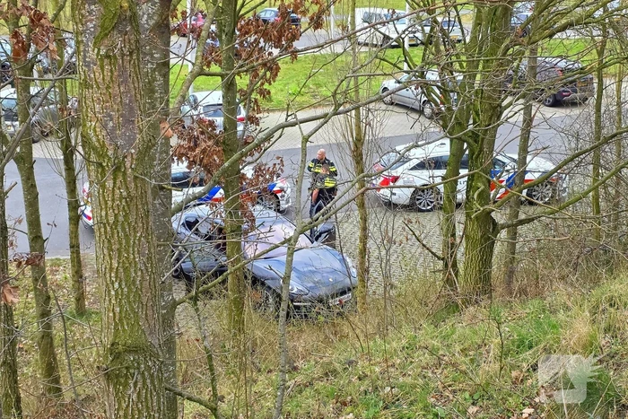 Politie haalt auto van snelweg