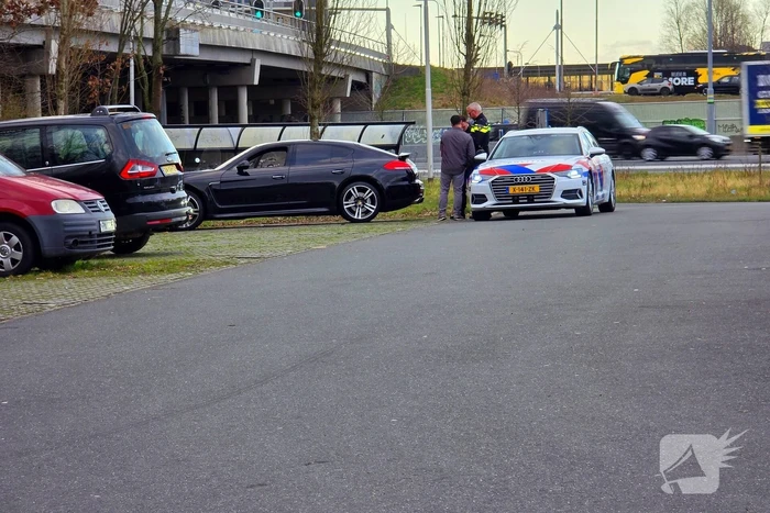 Politie haalt auto van snelweg